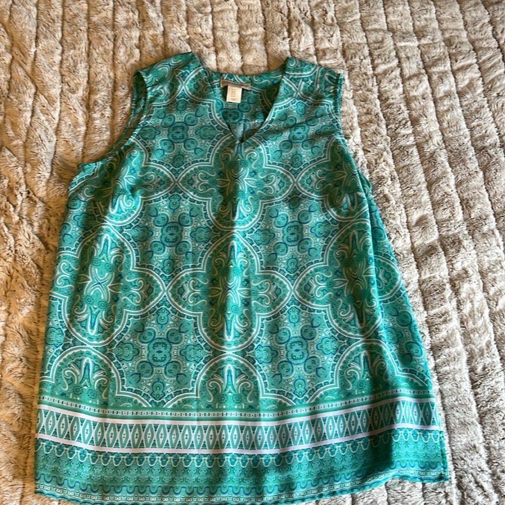 Sleeveless vneck lightweight paisley print blouse